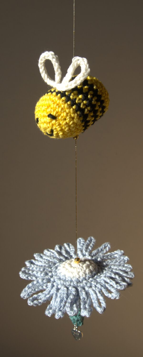 Blij bijtje - Blauwe bloem